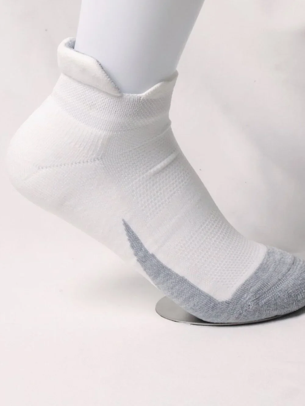 Size L | Feetures Ankle Socks White Gray Low Cut Socks